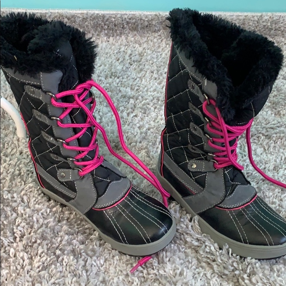 Totes Girls winter boots.  Size 1 medium.